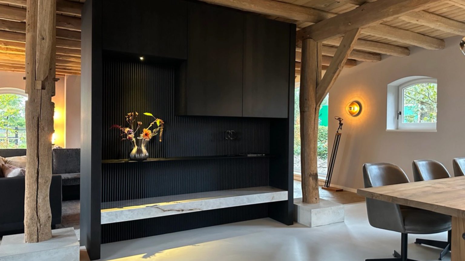 Moderne verfijning in een woonboerderij - Artistiek